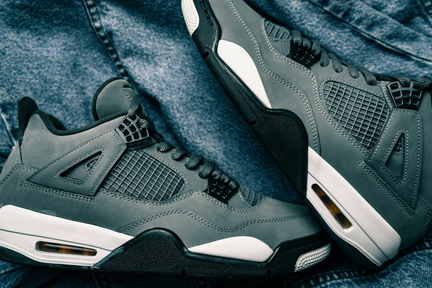 NIKE AIR JORDAN 4 RETRO
